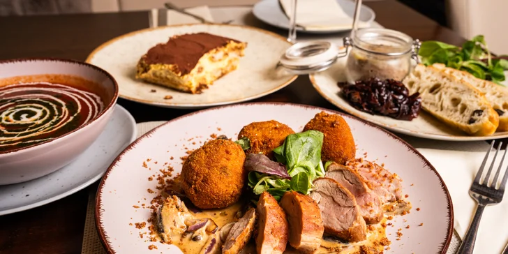 4chodové menu pro 2 osoby: paštika, tomatová polévka, vepřová panenka a tiramisu