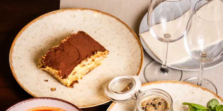 4chodové menu pro 2 osoby: paštika, tomatová polévka, vepřová panenka a tiramisu