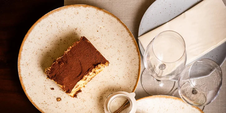 4chodové menu pro 2 osoby: paštika, tomatová polévka, vepřová panenka a tiramisu