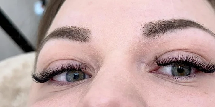 Svůdný pohled: úprava obočí či prodloužení řas technikou řasa na řasu nebo 5D-8D