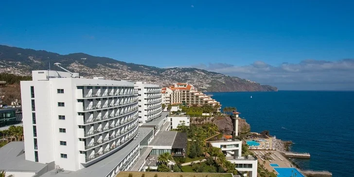 Madeira letecky: 5* resort přímo u pláže, polopenze nebo plná penze, infinity bazény