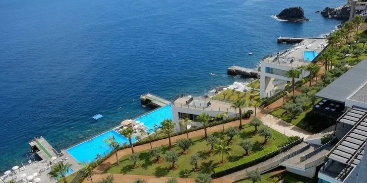 Madeira letecky: 5* resort přímo u pláže, polopenze nebo plná penze, infinity bazény