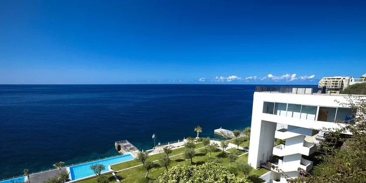 Madeira letecky: 5* resort přímo u pláže, polopenze nebo plná penze, infinity bazény