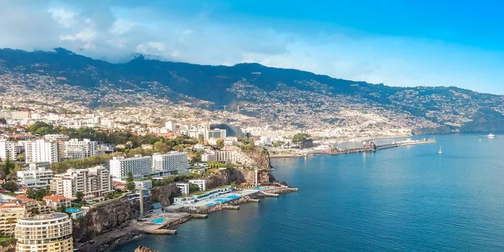 Madeira letecky: 5* resort přímo u pláže, polopenze nebo plná penze, infinity bazény