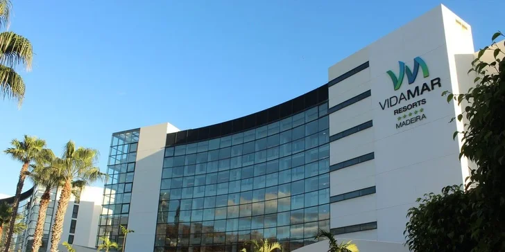 Madeira letecky: 5* resort přímo u pláže, polopenze nebo plná penze, infinity bazény