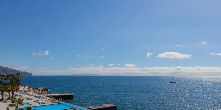 Madeira letecky: 5* resort přímo u pláže, polopenze nebo plná penze, infinity bazény
