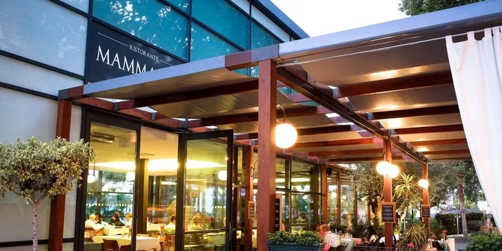 Madeira letecky: 5* resort přímo u pláže, polopenze nebo plná penze, infinity bazény