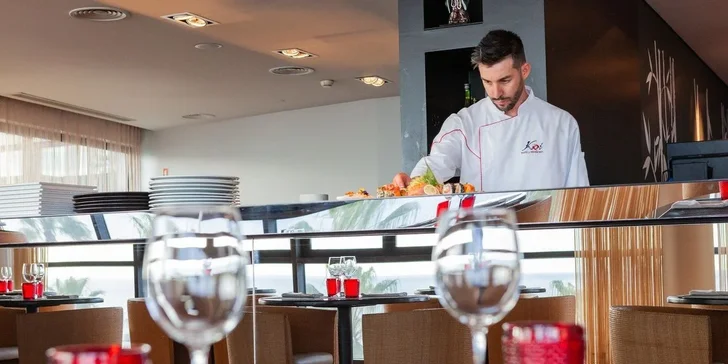 Madeira letecky: 5* resort přímo u pláže, polopenze nebo plná penze, infinity bazény