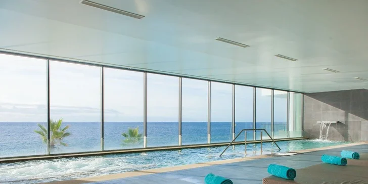 Madeira letecky: 5* resort přímo u pláže, polopenze nebo plná penze, infinity bazény