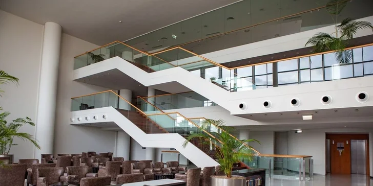 Madeira letecky: 5* resort přímo u pláže, polopenze nebo plná penze, infinity bazény