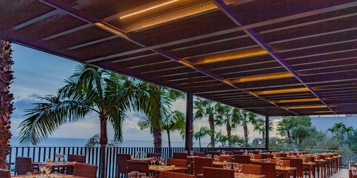 Madeira letecky: 5* resort přímo u pláže, polopenze nebo plná penze, infinity bazény