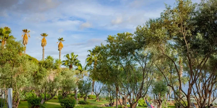 Madeira letecky: 5* resort přímo u pláže, polopenze nebo plná penze, infinity bazény