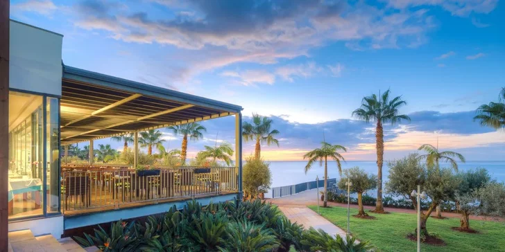 Madeira letecky: 5* resort přímo u pláže, polopenze nebo plná penze, infinity bazény