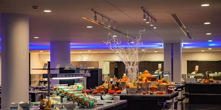 Madeira letecky: 5* resort přímo u pláže, polopenze nebo plná penze, infinity bazény