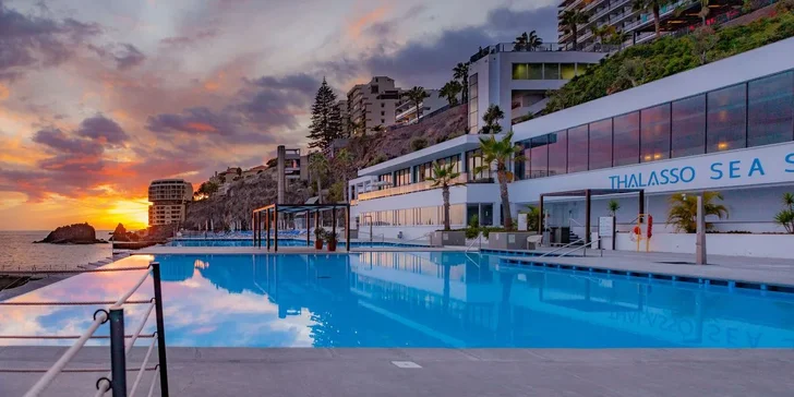 Madeira letecky: 5* resort přímo u pláže, polopenze nebo plná penze, infinity bazény