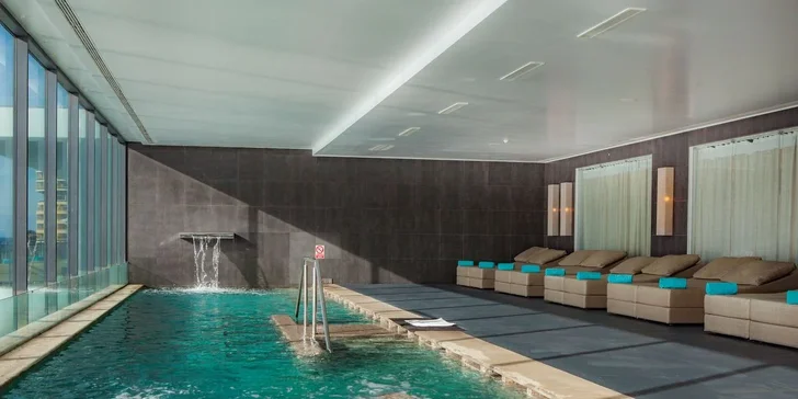 Madeira letecky: 5* resort přímo u pláže, polopenze nebo plná penze, infinity bazény