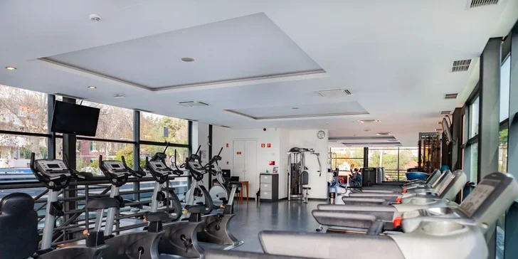 Madeira letecky: 5* resort přímo u pláže, polopenze nebo plná penze, infinity bazény