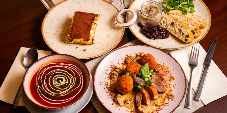 4chodové menu pro 2 osoby: paštika, tomatová polévka, vepřová panenka a tiramisu