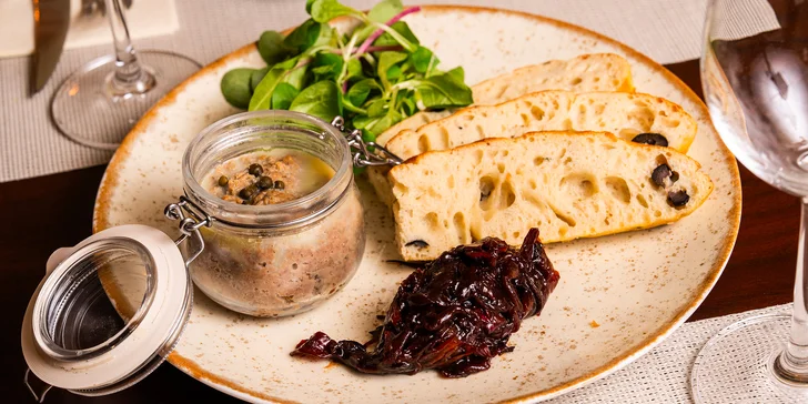 4chodové menu pro 2 osoby: paštika, tomatová polévka, vepřová panenka a tiramisu