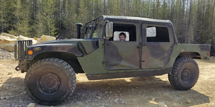 Zážitková jízda s instruktorem v armádním terénním voze Humvee: 15-60 min, možnost spolujezdce