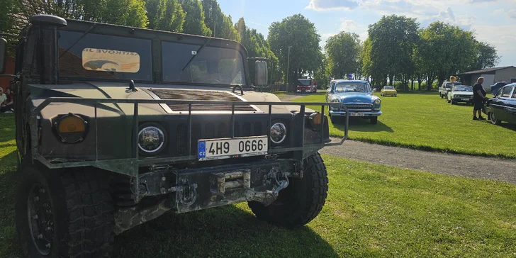 Zážitková jízda s instruktorem v armádním terénním voze Humvee: 15-60 min, možnost spolujezdce