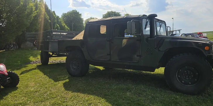 Zážitková jízda s instruktorem v armádním terénním voze Humvee: 15-60 min, možnost spolujezdce