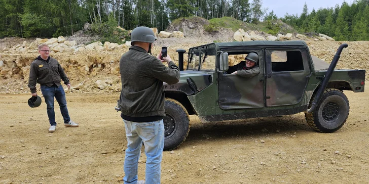 Zážitková jízda s instruktorem v armádním terénním voze Humvee: 15-60 min, možnost spolujezdce