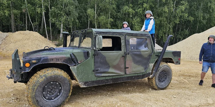 Zážitková jízda s instruktorem v armádním terénním voze Humvee: 15-60 min, možnost spolujezdce