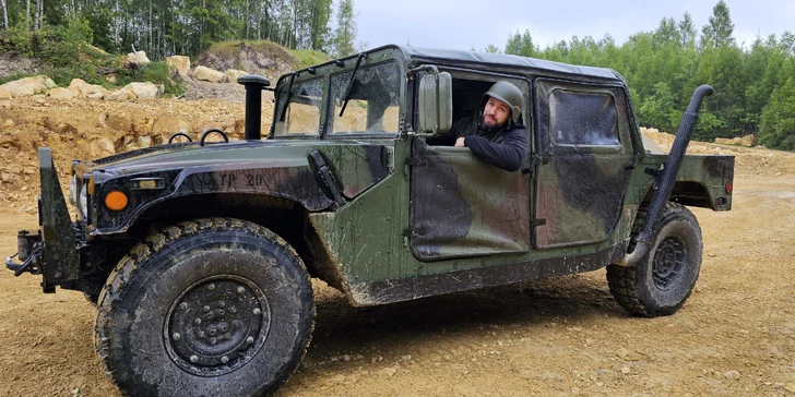 Zážitková jízda s instruktorem v armádním terénním voze Humvee: 15-60 min, možnost spolujezdce
