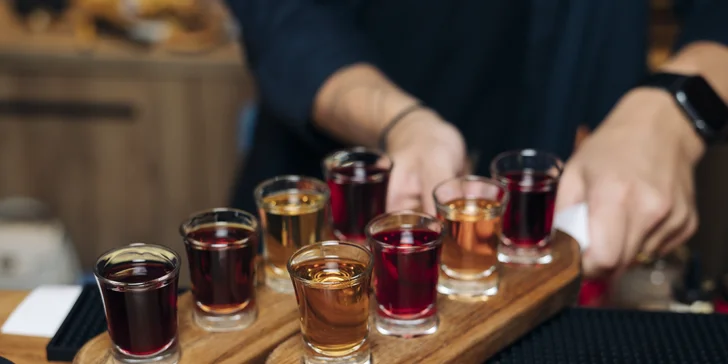 Masterclass přípravy tří koktejlů s barmanem nebo degustace šesti pálenek i s občerstvením