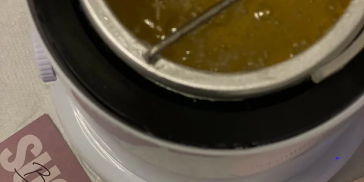 Hladká pokožka bez chloupků: depilace cukrovou pastou, ruce i nohy, podpaží, obličej