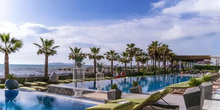 5* dovolená v Albánii: hotel Pinea přímo u moře, bazén, all inclusive a letenky