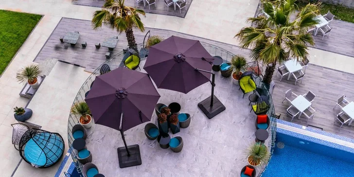 5* dovolená v Albánii: hotel Pinea přímo u moře, bazén, all inclusive a letenky