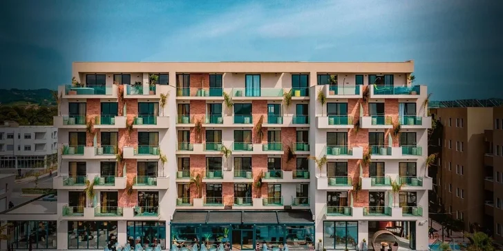 5* dovolená v Albánii: hotel Pinea přímo u moře, bazén, all inclusive a letenky