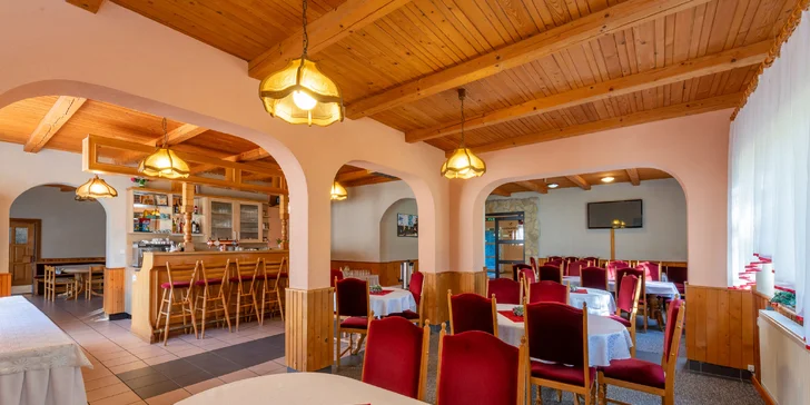 Pobyt v penzionu na Oravě s venkovním mini wellness a snídaní: v okolí hory i termální prameny