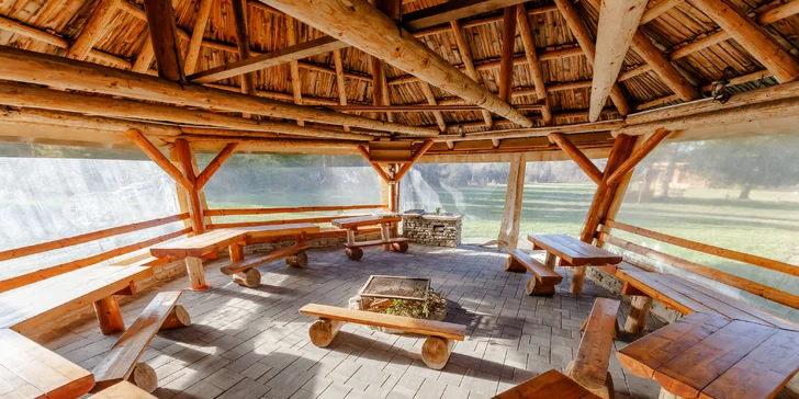 Pobyt v penzionu na Oravě s venkovním mini wellness a snídaní: v okolí hory i termální prameny