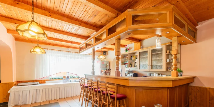 Pobyt v penzionu na Oravě s venkovním mini wellness a snídaní: v okolí hory i termální prameny