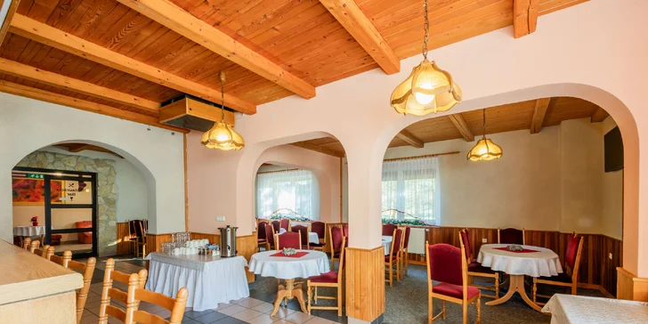 Pobyt v penzionu na Oravě s venkovním mini wellness a snídaní: v okolí hory i termální prameny