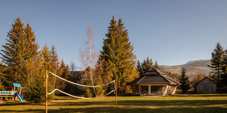 Pobyt v penzionu na Oravě s venkovním mini wellness a snídaní: v okolí hory i termální prameny