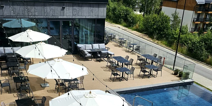 Nový moderní resort ve Sklářské Porubě: snídaně či polopenze, wellness, infinity bazén
