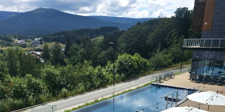 Nový moderní resort ve Sklářské Porubě: snídaně či polopenze, wellness, infinity bazén