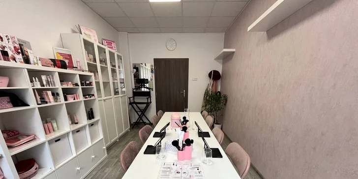 Kurz líčení krok za krokem pro 1–4 osoby i s balíčkem kosmetiky dle výběru