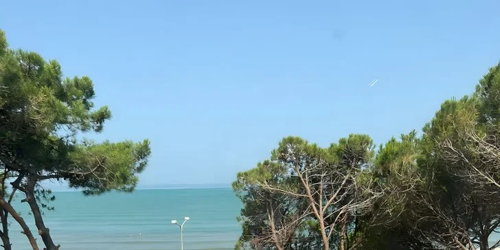 Dovolená v Albánii: 4* hotel přímo u pláže, all inclusive, bazén i letenky