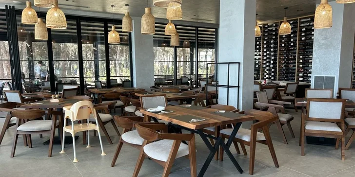 Dovolená v Albánii: 4* hotel přímo u pláže, all inclusive, bazén i letenky