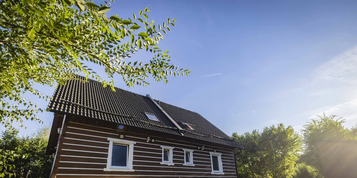 Wellness relax na Třeboňsku: roubenka se saunou, vířivkou i koupacím sudem