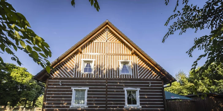 Wellness relax na Třeboňsku: roubenka se saunou, vířivkou i koupacím sudem