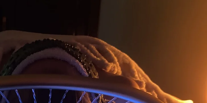 Relaxační procedura head spa, masáž hlavy i hloubková péče o poškozené vlasy