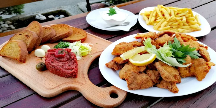 1 kg řízků, tatarský biftek, topinky a hranolky pro partu