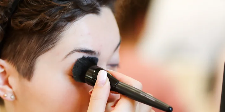 Kurz líčení krok za krokem pro 1–4 osoby i s balíčkem kosmetiky dle výběru