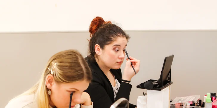 Kurz líčení krok za krokem pro 1–4 osoby i s balíčkem kosmetiky dle výběru